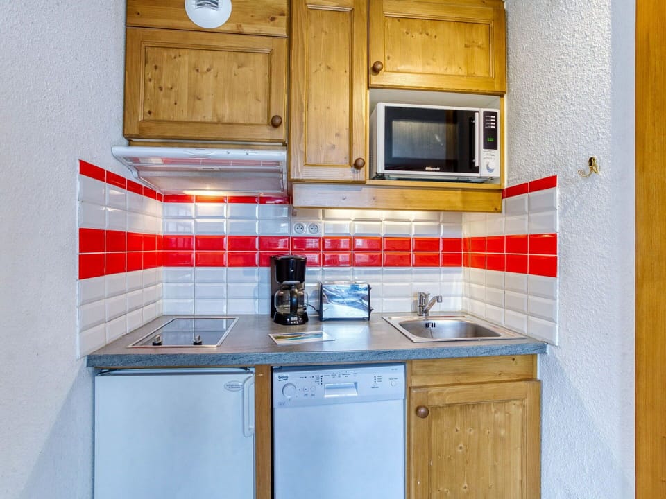 Cabinetry, Countertop, Kitchen Sink, Sink, Property, Furniture, Tap, Kitchen, Kitchen Stove, Lighting