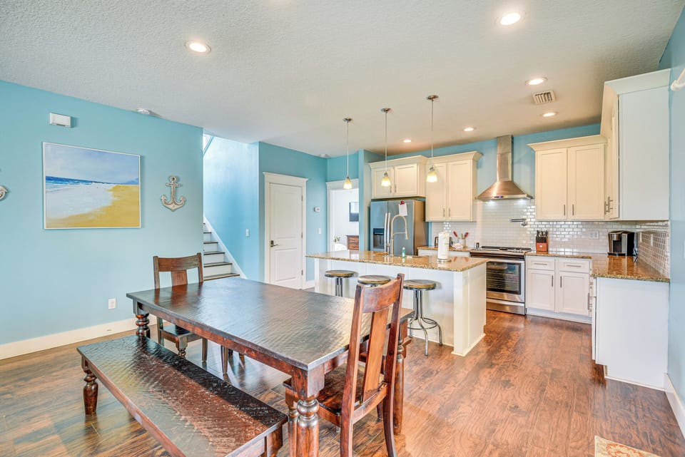 Dining Area | 1st Floor | Dishware/Flatware | Children's Dishware | Free WiFi