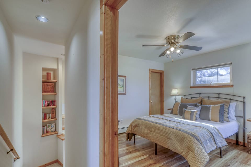 Queen size secondary bedroom