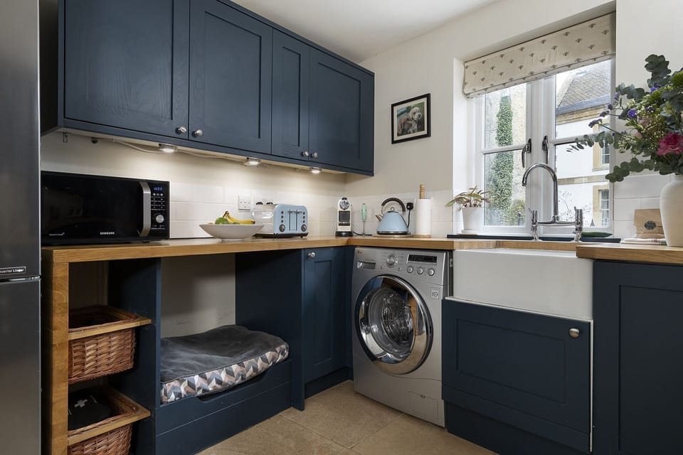Harvey's Corner Cottage Kitchen - StayCotswold