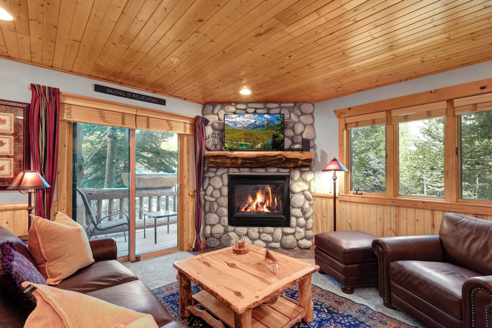 Timber Wolf Lodge 10 D has a cozy gas burning fire place and flat screen TV in the living room with leather couch and chair