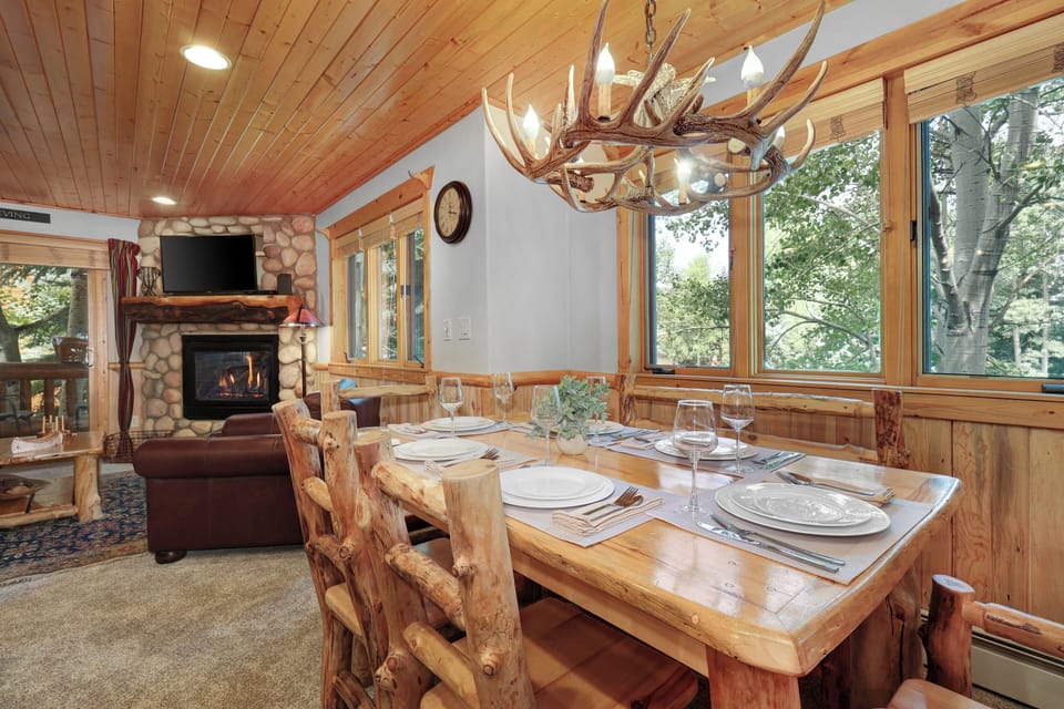Timber Wolf Lodge 10 D's dining area with wood table set for 6, seating for 6 and a lovely table next to it.