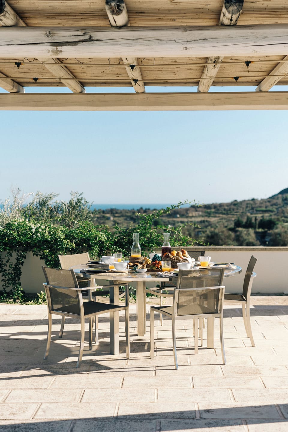 Pergola-covered breakfast area, offering a beautiful view of the sea.