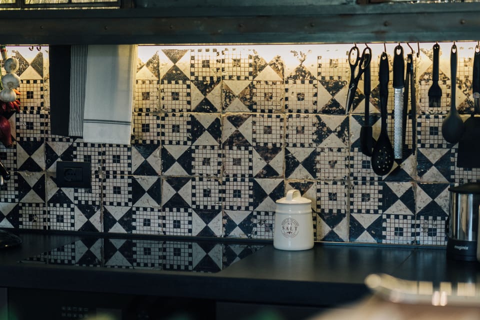 Fully equipped kitchen, featuring charming ceramic tiles for a rustic touch.