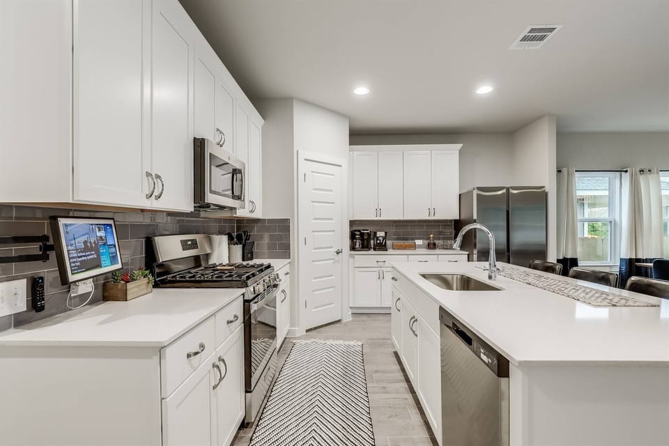 Gourmet kitchen with full cookware & tableware