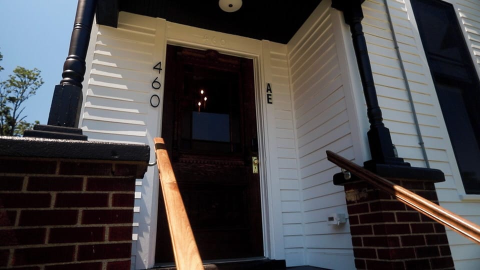 Chic Urban Queen Apt. at the Victorian Unit A, outside private entrance