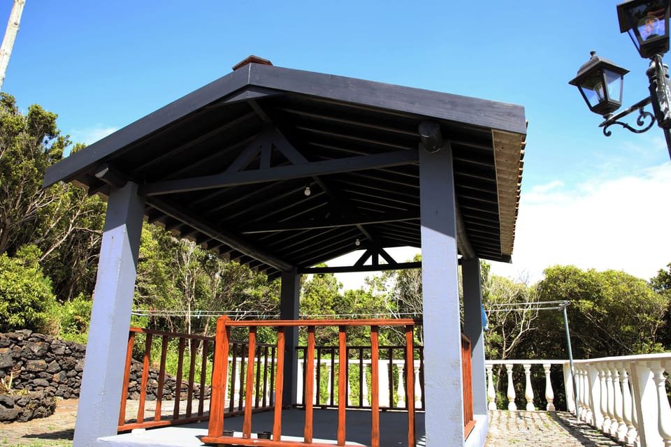 Outdoor Dining Area w/ Sea, Pool and Garden View.