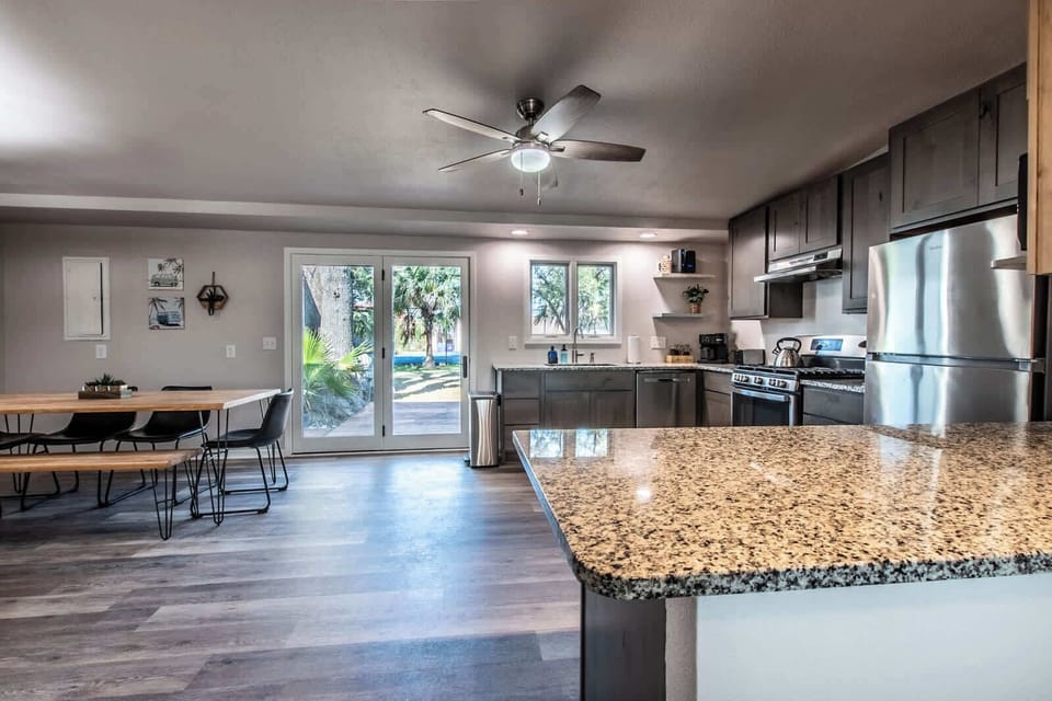 Full Kitchen 