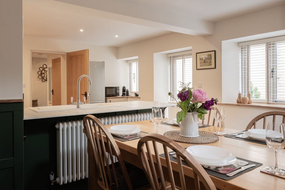 Highgate Dining Area - StayCotswold
