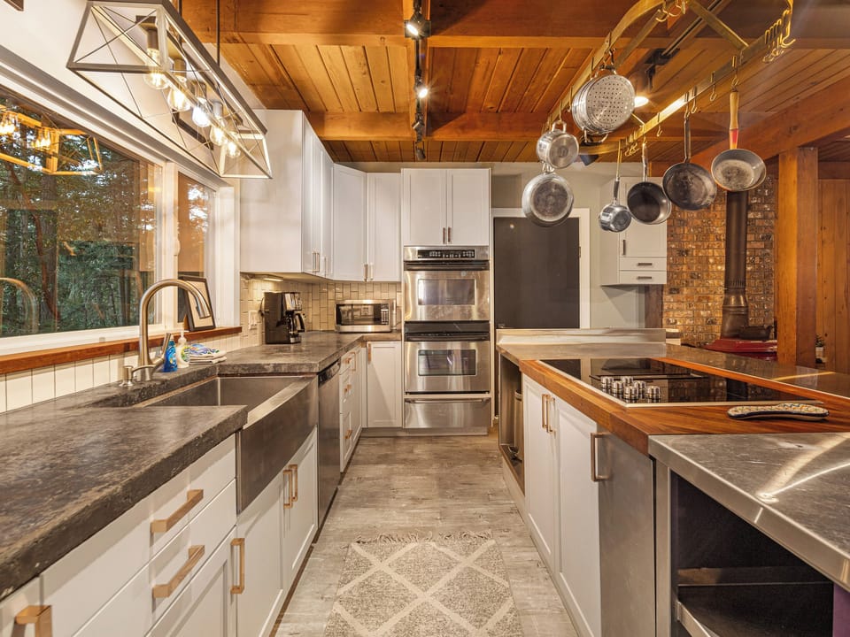 Full gourmet kitchen