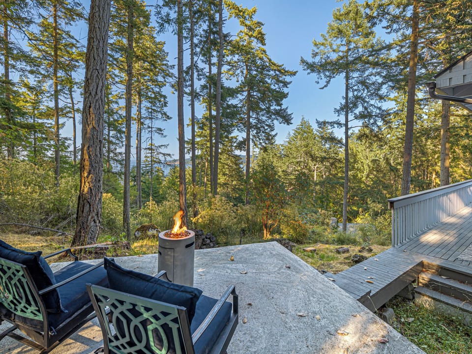 Relax and Retreat for an extended stay at Channel View Retreat. 

This home has a minimum booking/stay requirement of 1 calendar month (27-30 nights depending on monthly calendar). Partial months are only available during the current month if the month has not been rented.