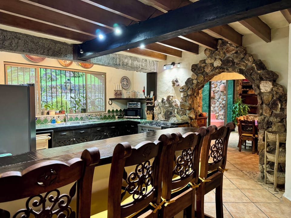 Counter top dining in the kitchen