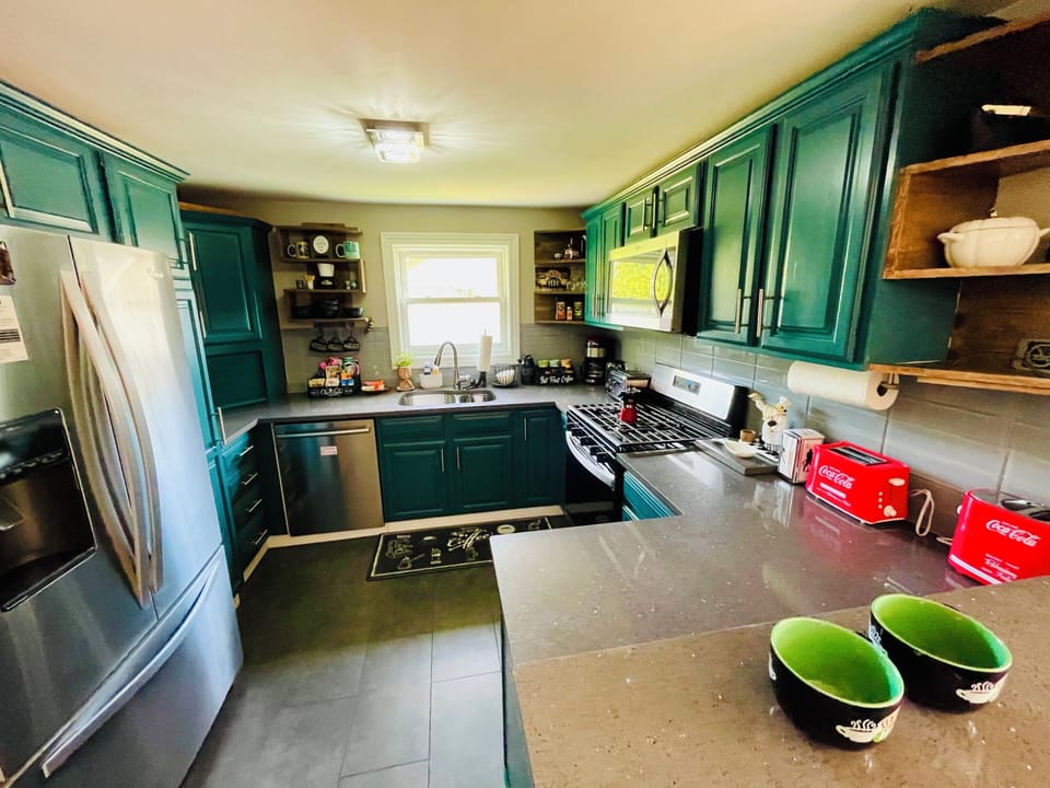 Vintage-style kitchen with everything you need for meals, snacks or coffee.