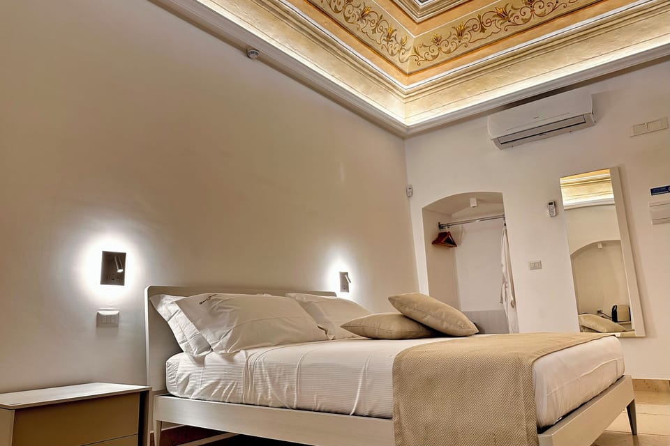 Ampia camera matrimoniale con divano letto e accesso diretto sulla Muraglia. 