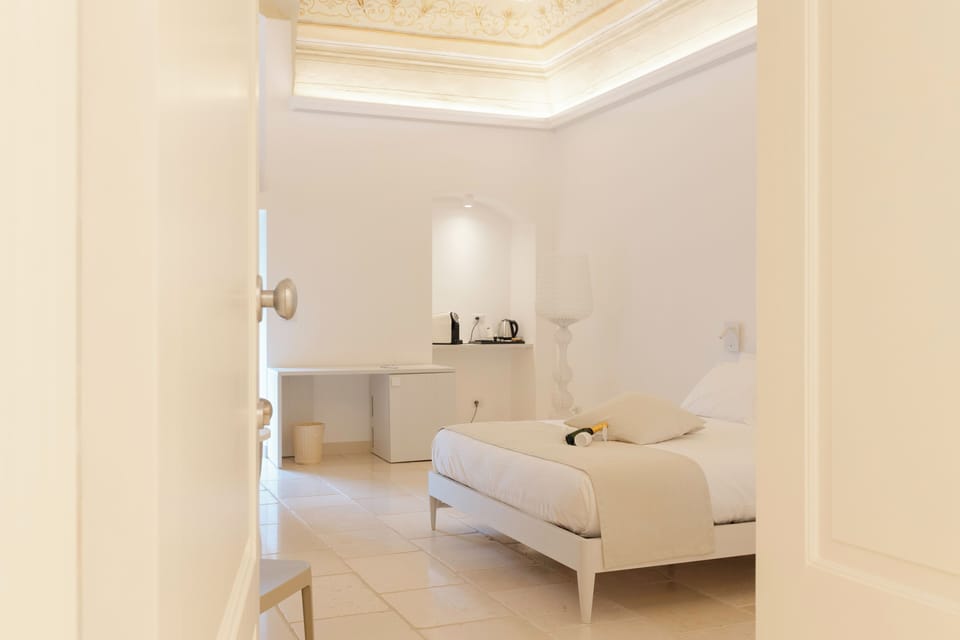 Ampia camera matrimoniale con divano letto e accesso diretto sulla Muraglia. 