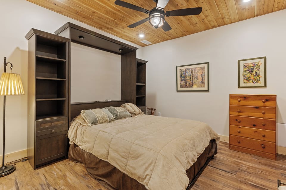Moose Den- Office on lower level, has a desk/printer. Murphy bed for convenience