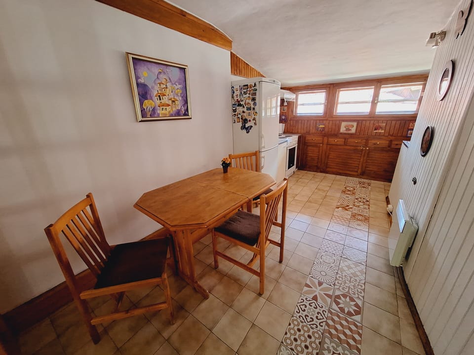 L-shaped kitchen with chic tiled floor.