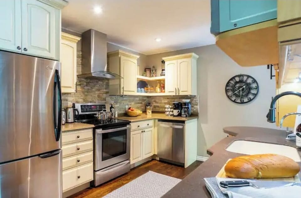 Fully stocked kitchen with high quality glassware & charcuterie boards