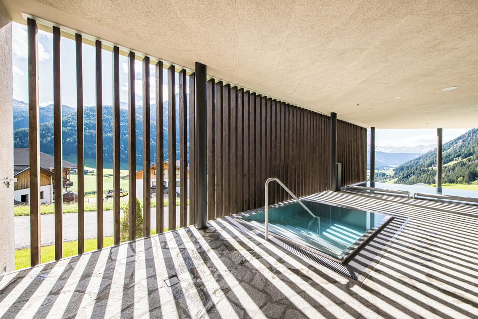 Indoor spa tub
