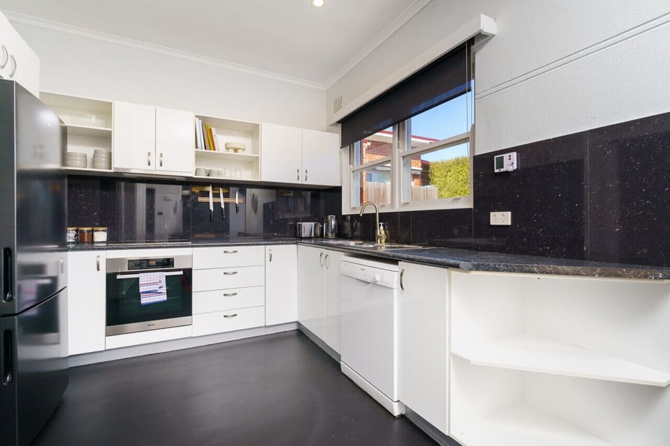 Cook and entertain in our kitchen with a picturesque view of lush greenery. Enjoy the serene outdoor landscape while preparing meals, adding a touch of nature and tranquility to your culinary experience.
