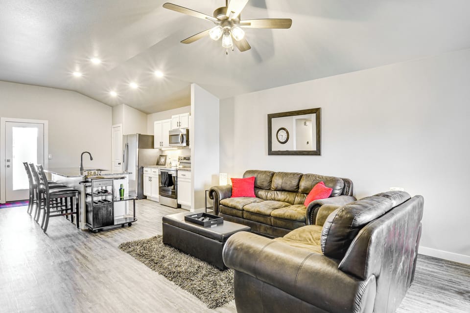 Living Room | Free WiFi | Central A/C & Heat | Smart TV