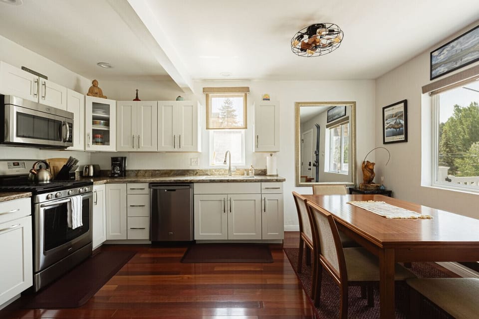 Fully equipped kitchen.