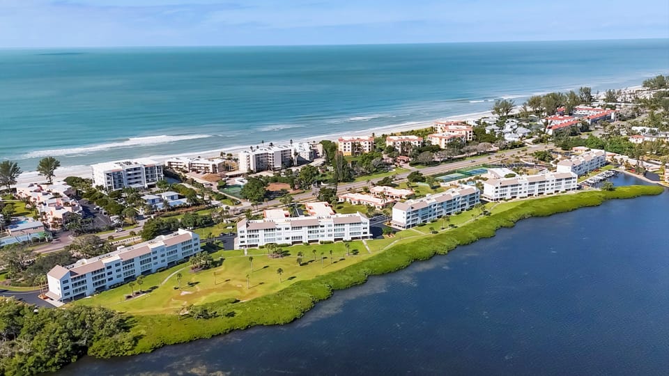 Bay and Ocean views!