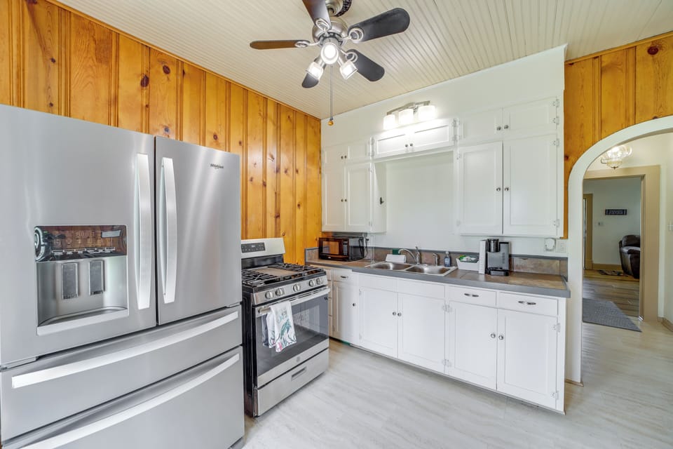 Kitchen | Keurig Coffee Maker | Dishware & Flatware | Cooking Basics