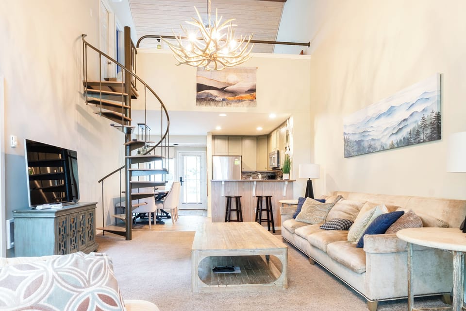 Welcome to our Slopeside Retreat! - a light-filled, top-floor condo!