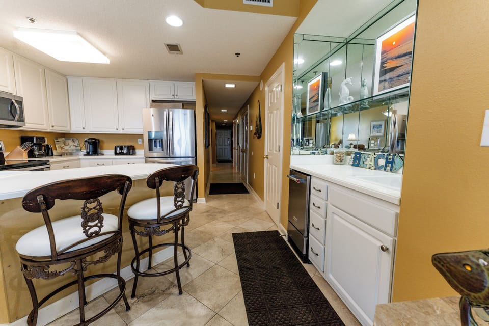 Kitchen/Wetbar with Icemaker