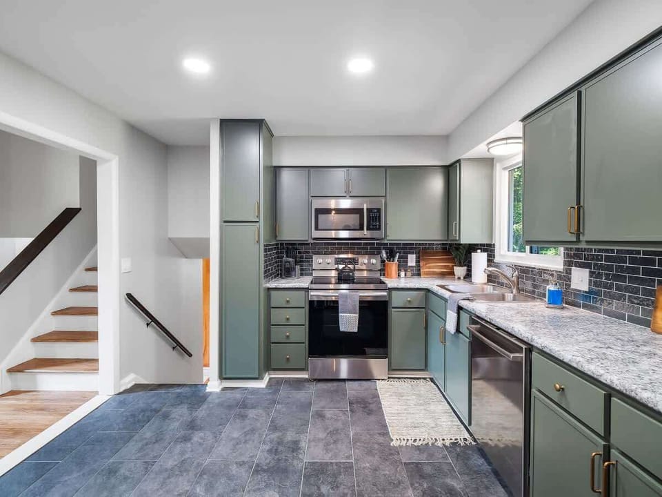 Contemporary kitchen w/ sleek finishes & ample workspace