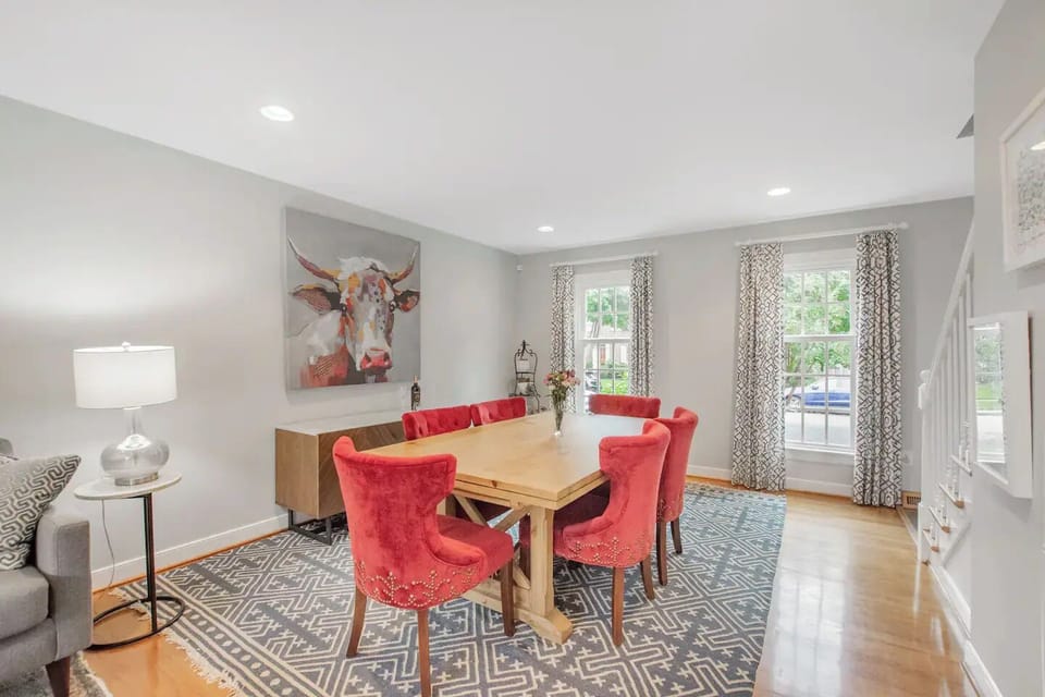 The table can expand to make room for more than 6 people!