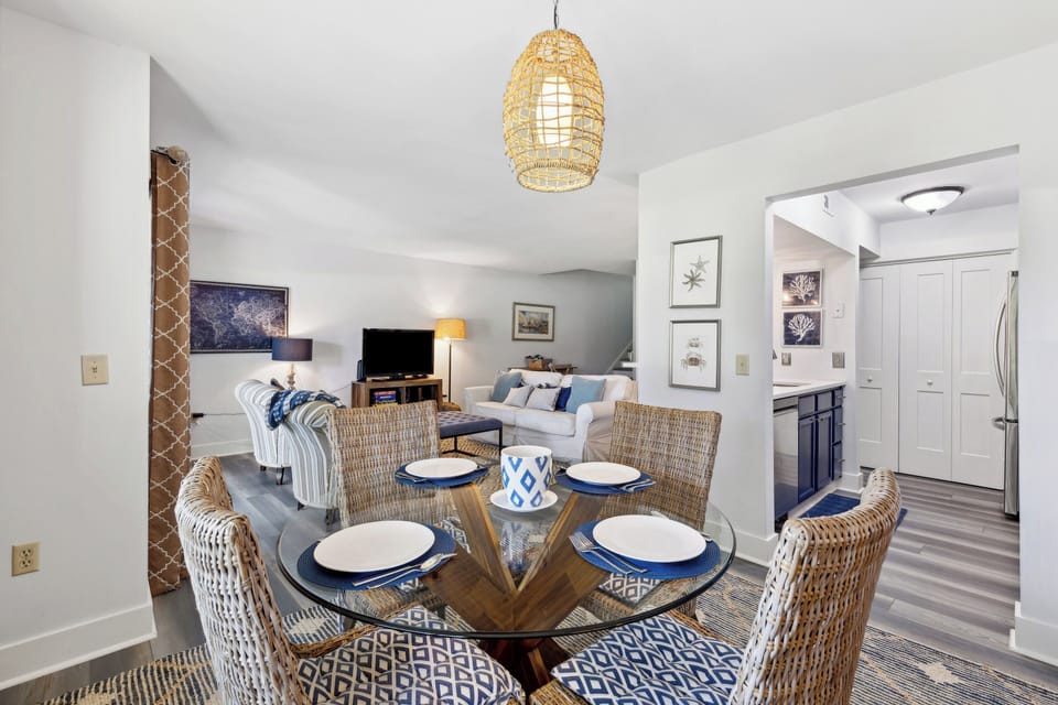 2 bedrooms for up to 6 guests: 1 primary King En-suite + 1 guest room with a 2 Double beds with dedicated bathroom