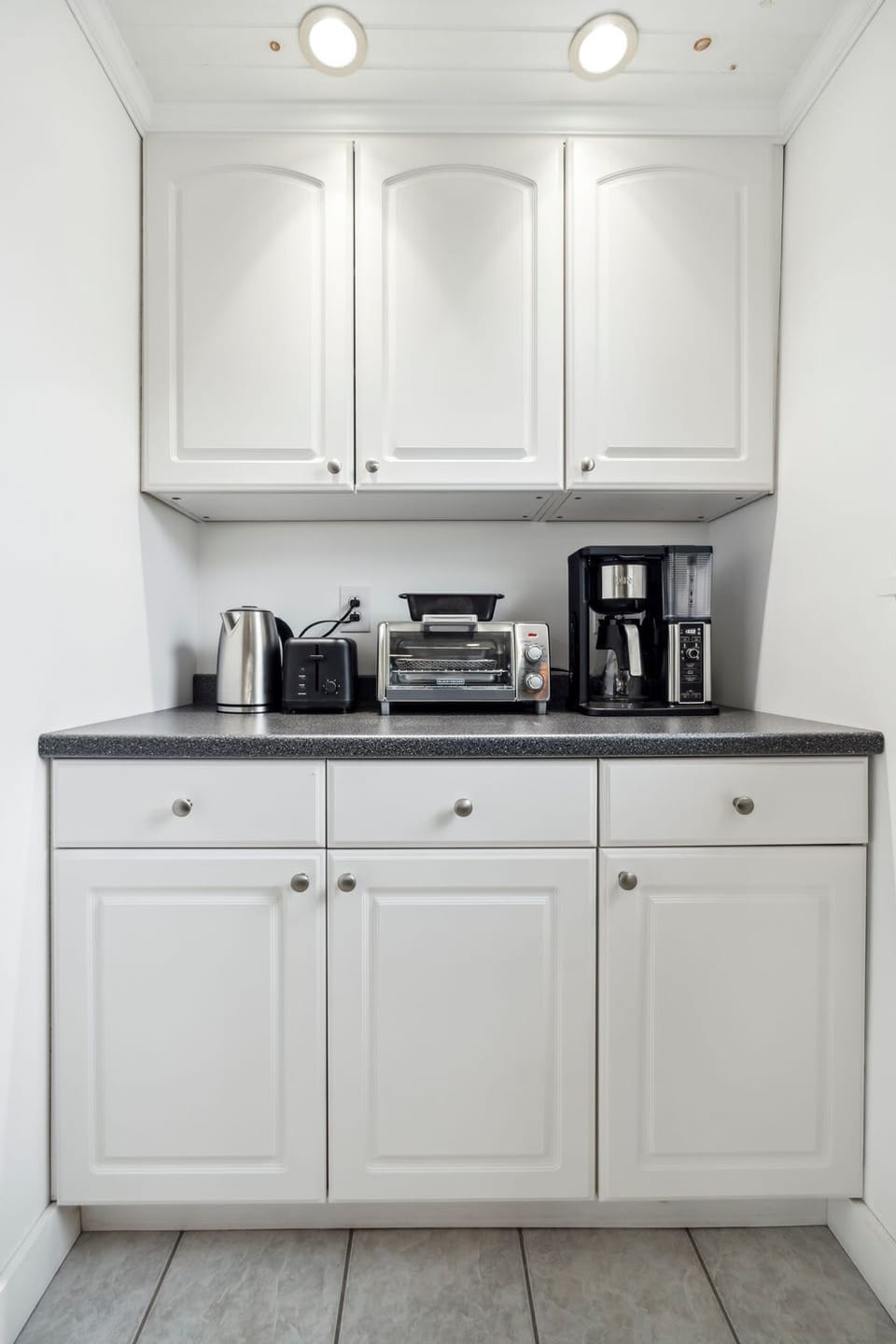 Fully equipped with all necessary appliances and 5-person eat-in kitchen counter