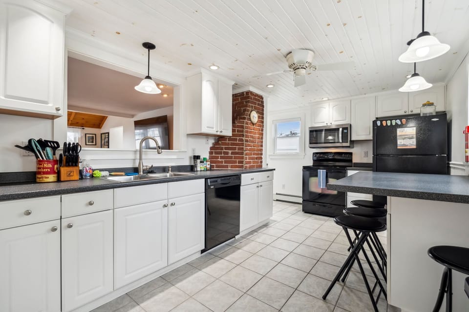 Fully equipped with all necessary appliances and 5-person eat-in kitchen counter