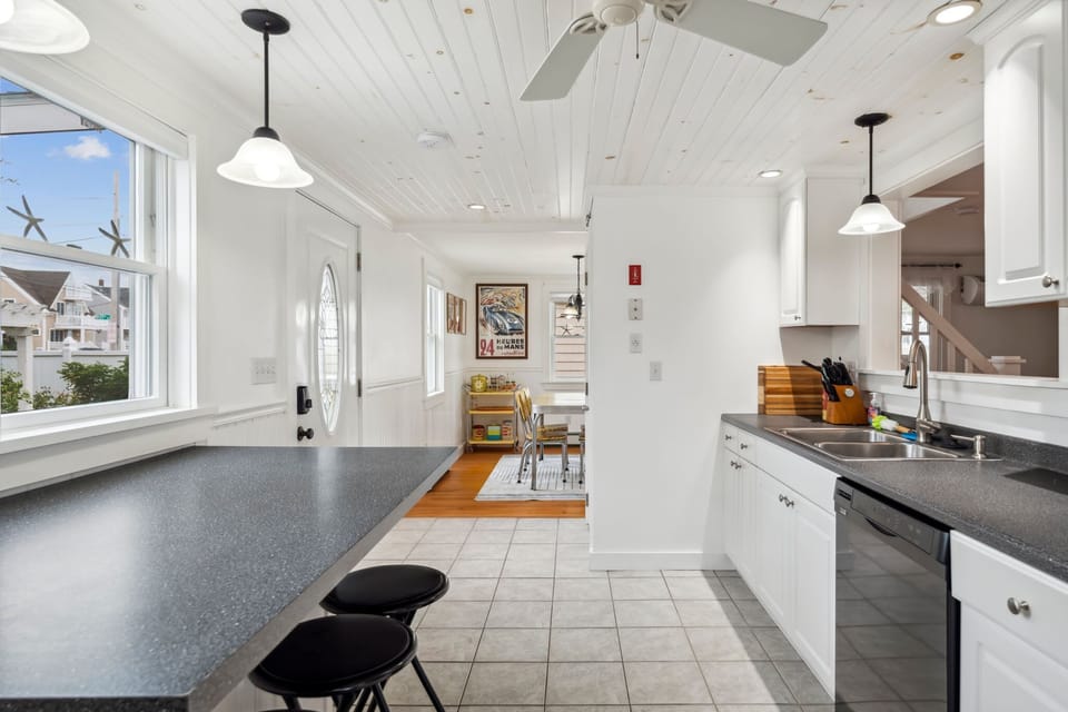 Fully equipped with all necessary appliances and 5-person eat-in kitchen counter