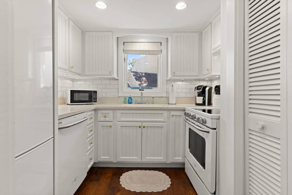 You'll have everything you'll need for your stay in this kitchen with updated retro appliances!