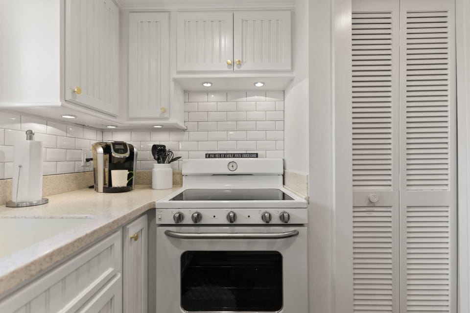 Whip up some amazing dinners with this electric oven and stovetop. The kitchen has a pantry closet to store all of your grocery store items.