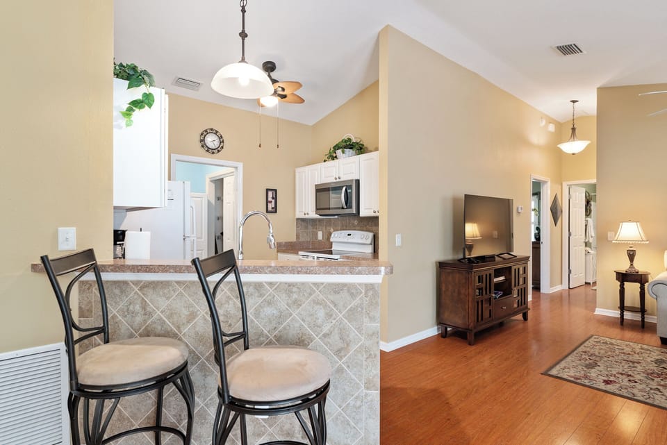 Kitchen breakfast bar