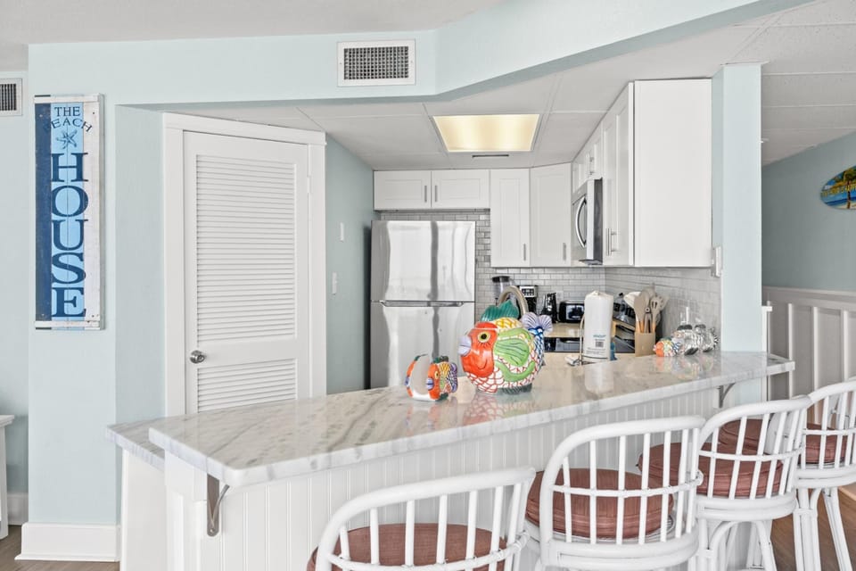Kitchen with Breakfast Bar
