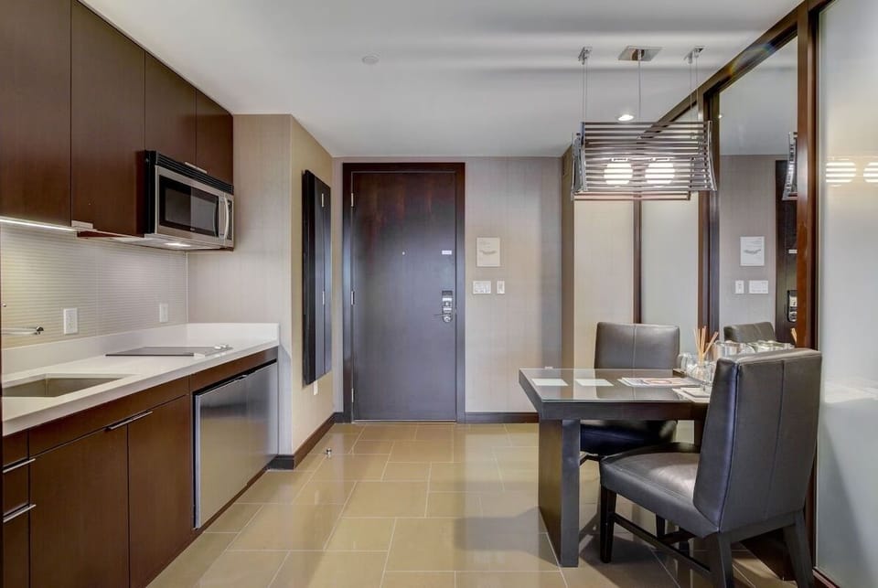 Prepare quick bites and morning coffee with your private kitchenette 🍽️ 