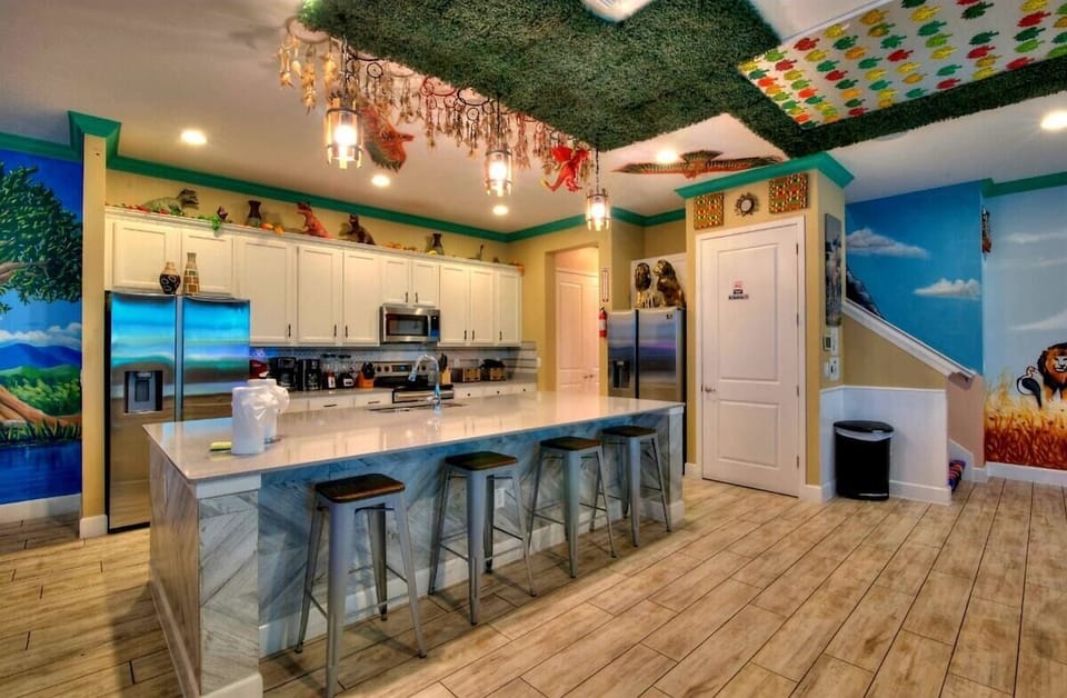 Kitchen and Kitchen Counter