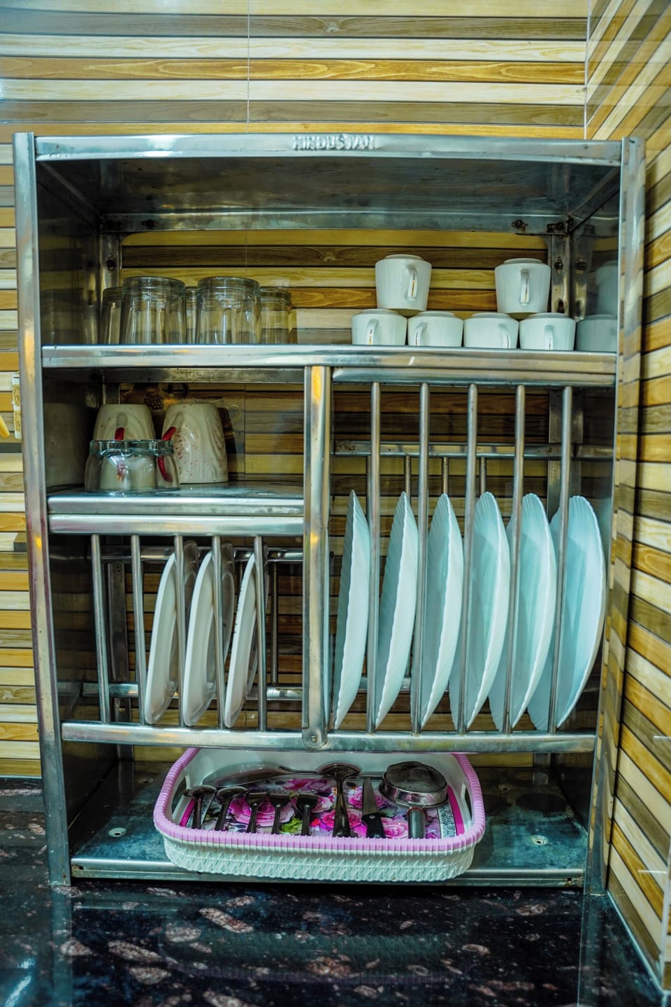 All the crockery set is available for guest 