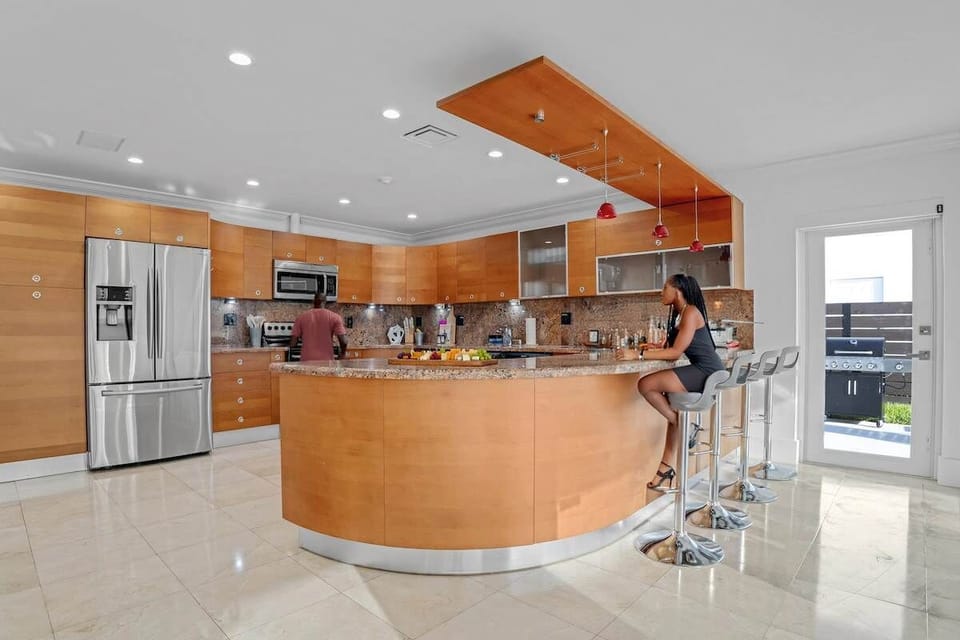 Stress-Free Meals, Even on Vacation! 
Our fully stocked kitchen makes family dining a breeze—from quick breakfasts to BBQ dinners. We’ve even got kid-friendly plates, blender, toaster,  and outdoor dining so you can enjoy mealtime with zero stress