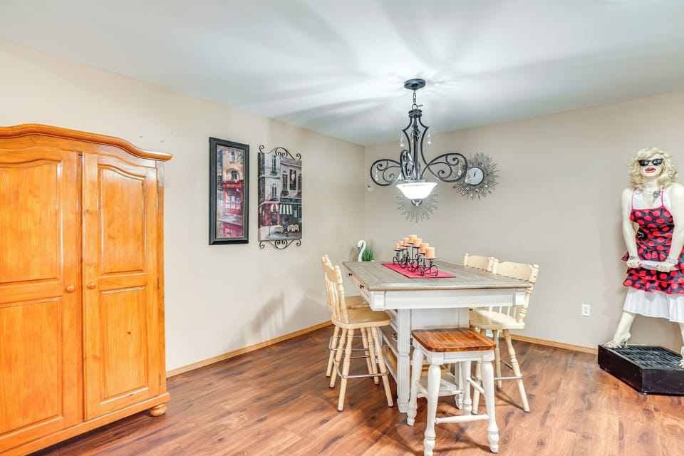 Dining Area | Dishware/Flatware Provided