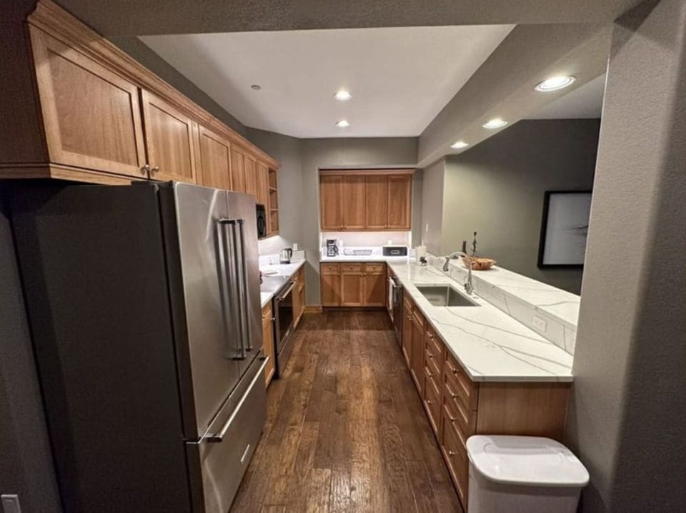 Cook with ease in our efficient kitchen, equipped with high-end appliances, ample counter space, and stylish cabinetry. Ideal for preparing delicious home-cooked meals.