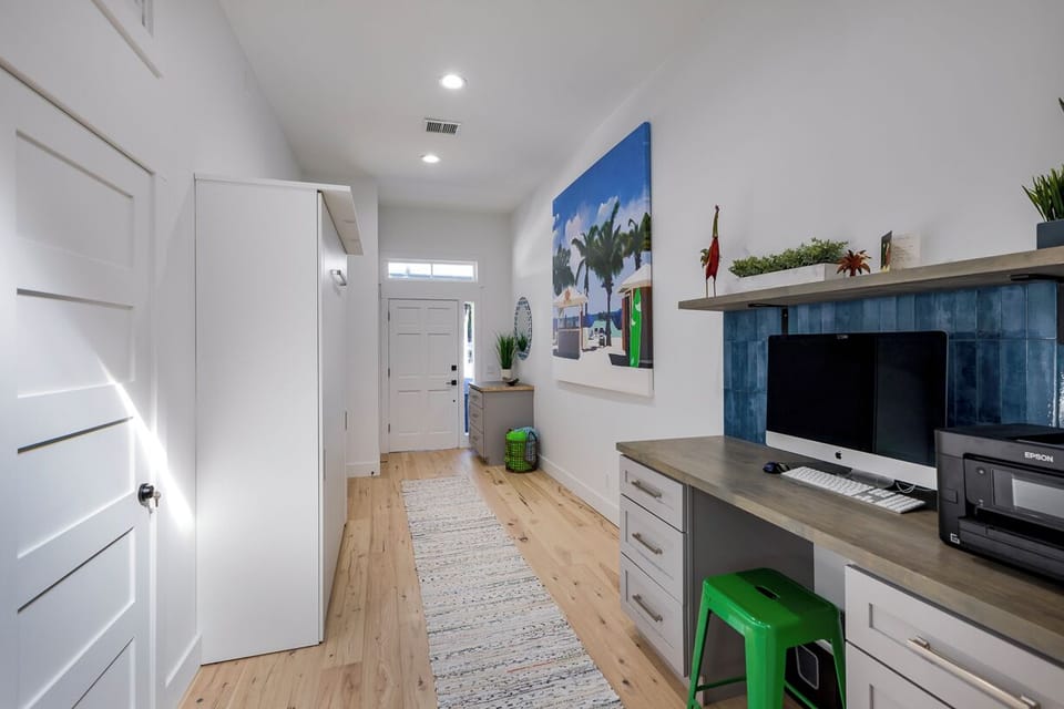 Office space and queen murphy bed for extra guests - sleeps up to 6