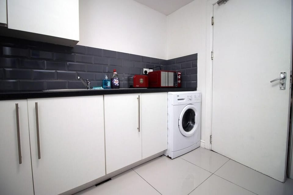 Fully equipped with modern appliances, including a stove, oven, fridge & freezer, and microwave. Spoons, plates, pots, and utensils are provided, so you can easily prepare your meals. Everything you need for a comfortable, home-like experience. You can also enjoy the convenience of a dining area for meals.
