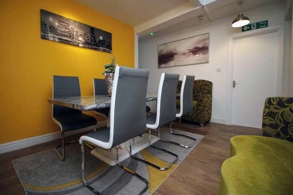 Enjoy meals in the dining area equipped with a table and chairs. Ideal for sharing meals, planning your day, or enjoying a cup of coffee. 
