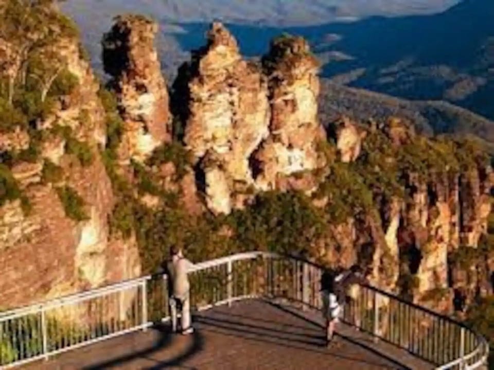 The Three Sisters are a 5 min walk.